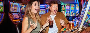 Antarmuka aplikasi mobile rajabandot 168 menampilkan meja live baccarat dan pilihan sportsbook